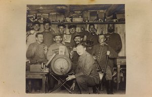 第一次世界大戦：「1914-1916年、ドイツ軍の侵攻下にあるウクライナ。休息時の兵士の集団（モノクロ写真 作： Heldenfriedhof Dsessentniki (attr. to)