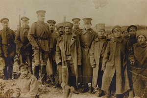 第一次世界大戦：「1914年から1916年にかけてのドイツ軍侵攻時のウクライナ。兵士の集団（モノクロ写真 作： Heldenfriedhof Dsessentniki (attr. to)