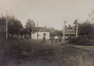 第一次世界大戦：ドイツ軍の侵攻を受けた1914年から1916年のウクライナ。カントリーロード（モノクロ写真 作： Heldenfriedhof Dsessentniki (attr. to)