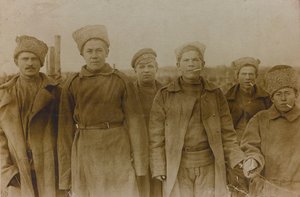 第一次世界大戦：「1914年から1916年にかけてのドイツ軍侵攻時のウクライナ。兵士の集団（モノクロ写真 作： Heldenfriedhof Dsessentniki (attr. to)