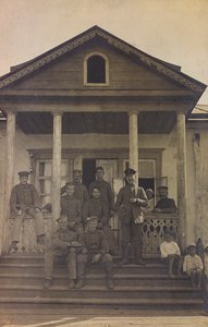 第一次世界大戦：「1914年から1916年にかけてのドイツ軍侵攻時のウクライナ。家の前の階段にいる兵士たちのグループ（モノクロ写真 作： Heldenfriedhof Dsessentniki (attr. to)