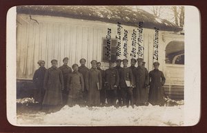 第一次世界大戦：「1914年から1916年にかけてのドイツ軍侵攻時のウクライナ。兵士の集団（モノクロ写真 作： Heldenfriedhof Dsessentniki (attr. to)