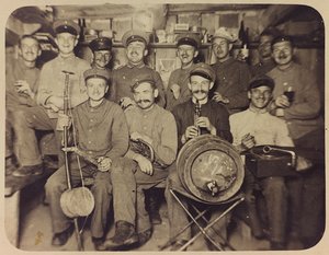 第一次世界大戦：「1914-1916年、ドイツ軍の侵攻下にあるウクライナ。休息時の兵士の集団（モノクロ写真 作： Heldenfriedhof Dsessentniki (attr. to)