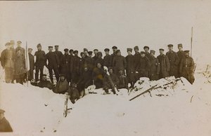 第一次世界大戦：「1914年から1916年にかけてのドイツ軍侵攻時のウクライナ。兵士の集団（モノクロ写真 作： Heldenfriedhof Dsessentniki (attr. to)