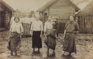 第一次世界大戦：「1914年から1916年にかけてのドイツ軍侵攻時のウクライナ。子供を連れた女性グループの肖像（モノクロ写真 作： Heldenfriedhof Dsessentniki (attr. to)