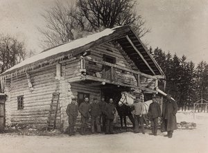 第一次世界大戦：「1914-1916年、ドイツ軍の侵攻下にあるウクライナ。家の前の軍隊（モノクロ写真 作： Heldenfriedhof Dsessentniki (attr. to)