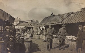 第一次世界大戦：「1914年から1916年にかけてのドイツ軍侵攻時のウクライナ」。市場の中の軍隊（モノクロ写真 作： Heldenfriedhof Dsessentniki (attr. to)