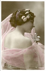 ピンクのスカーフの女性（カラー写真） 作： Henri (after) Manuel