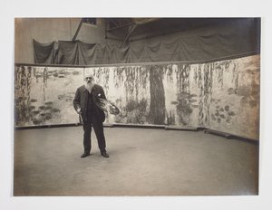クロード・モネ、作品「レ・ニンフェアス」の前にパレットを持つ 作： Henri (attr. to) Manuel
