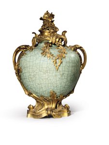 ルイ15世様式の花瓶と蓋のペアのうちの1つ 台座には1883年の日付がある 18世紀後半から19世紀前半の磁器（オルモルフマウントの中国青磁