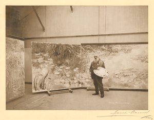 クロード・モネ (1840-1926)、ジヴェルニーのアトリエで彼の絵画「睡蓮」の前で