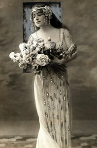 フランスのオペラ歌手、ルーシー・アーベルの衣装姿の全身像 作： Henri Manuel