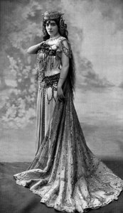 オペラ「サムソンとダリラ」のダリラ役ジェルメーヌ・バイラック（モノクロ写真）1908年