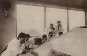 パリ近代的な病院での手術（モノクロ写真） 作： Henri Manuel
