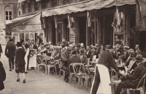 パリパリのカフェ、アペリティフの時間（モノクロ写真） 作： Henri Manuel