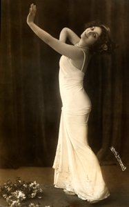 白いロングドレスを着て、挑発的なポーズをとるフランス人女優レジーナ・バデの肖像。 作： Henri Manuel