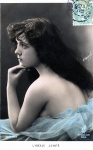 美の理想：長い髪の若い女性（おそらくフォリー・ベルジェールのダンサー、ヴェレナ）、1905年のポストカード（写真）