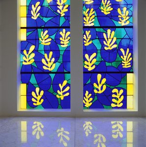 生命の樹」ヴァンスのロザリオ礼拝堂の祭壇背後のステンドグラス 作： Henri Matisse