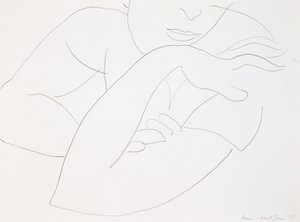 腕を組む女性