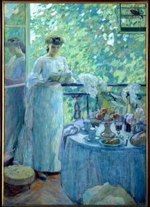 バルコニーのマダムO.若い女性がブルジョアのインテリアで本を読み、テーブルは朝食に出されます。アンリ・オットマンの絵画 作： Henri Ottmann