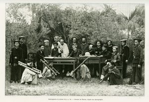 海賊の取り調べ。エドゥアール・シャルトン（1807-1890）監督の『le tour du monde 1889』に収録されているオカール医師の『Trente mois au Tonkin in 1884』という物語を説明するために、写真をもとにティリアットが描いた版画。 作： Henri Thiriat