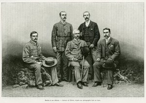 ヘンリー・モートン・スタンレー（ジョン・ローランズ 1841-1904）の肖像は、左から役員たちを囲むように描かれている。左からトーマス・ヘイズル・パーク博士（1857-93）、ロバート・H・ネルソン、ウィリアム・G・ステアーズ、アーサー・J・M・ジェフソン。Dans les tenebr」の物語を説明するためのThiriatの版画。 作： Henri Thiriat