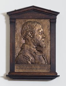 デザイナーのヘイウッド・サムナー氏が描かれたプレート 作： Henry Alfred Pegram