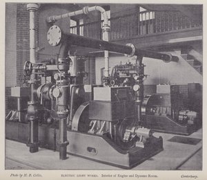 ケント州カンタベリーにある電灯工場のエンジン・ダイナモ室の内部（モノクロ写真 作： Henry Beauchamp Collis
