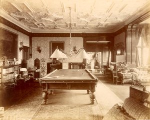 バッキンガムシャー、アスコット ハウスのビリヤード ルーム 作： Henry Bedford Lemere