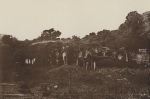 セイロンの荒廃した都市: ポロンナルワの岩の神殿 (白黒写真) 作： Henry W. Cave