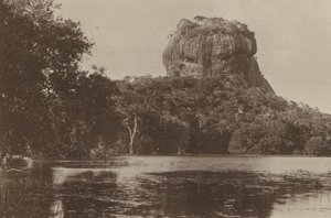 セイロンの荒廃した都市: シギリ (白黒写真) 作： Henry W. Cave