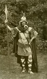アーサー王を表すイギリスのチーフテンの衣装、西暦6世紀、1924年 作： Herbert Norris
