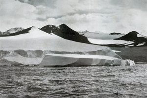 クロージャー岬の氷河から出土したベルク、1911年、1913年 作： Herbert Ponting
