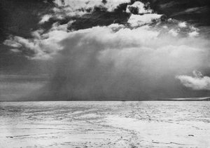 海氷を横切って接近するブリザード、c19101913、1913。 作： Herbert Ponting