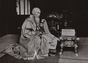 仏教の僧侶（モノクロ写真 作： Herbert Ponting