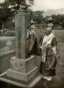 仏教の僧侶と祈りの輪、1910年。 作： Herbert Ponting