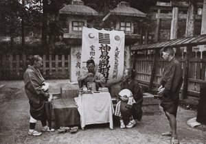 稲荷寺の占い師（モノクロ写真 作： Herbert Ponting
