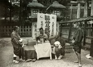 イナリ寺院の占い師、1910年。 作： Herbert Ponting