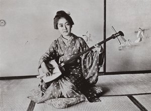 三味線を弾く芸者（白黒写真 作： Herbert Ponting