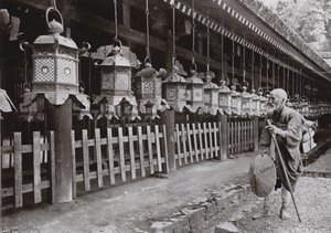 奈良・春日大社の巡礼者（モノクロ写真 作： Herbert Ponting