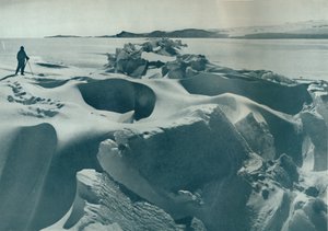 ケープバーンに向かって走る海氷のプレッシャーリッジ、1911年、1913年 作： Herbert Ponting