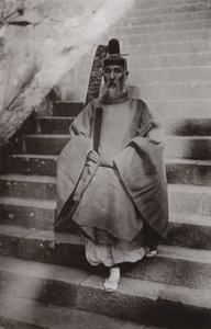 神道の神官（モノクロ写真 作： Herbert Ponting
