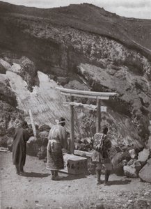 クレーターの縁にある神社（モノクロ写真 作： Herbert Ponting