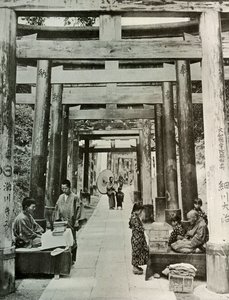 イナリの鳥居通り、1910年。 作： Herbert Ponting