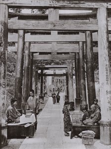 稲荷寺の鳥居の並木道（モノクロ写真 作： Herbert Ponting