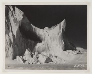 真夏の氷山（臭化物プリント） 作： Herbert Ponting