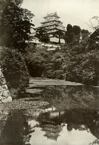 堀からの古い封建時代の城、1910年。 作： Herbert Ponting