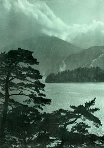 本栖湖の嵐への接近、1910年。 作： Herbert Ponting