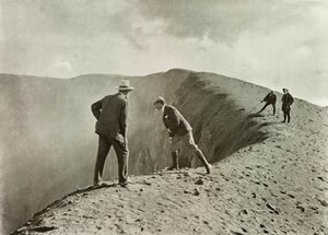 クレーターズブリンクで、浅間山、1910年。 作： Herbert Ponting