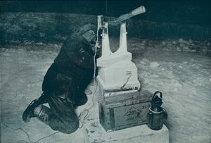 1911年8月8日、1913年8月8日、トランジットによる観測を行うCSライト 作： Herbert Ponting